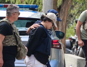 Παλαιό Φάληρο: «Μπήκα στη θάλασσα και άφησα την Τζένα» – Στη φυλακή η 32χρονη για τη δολοφονία της 3χρονης κόρης της