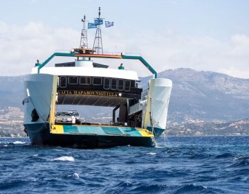 Προσάραξη φέρι μποτ σε ξέρα στα Νέα Στύρα: «Κόλλησαν τα πηδάλια» φέρεται να υποστήριξε ο καπετάνιος – Δύσκολη η μεταφορά του πλοίου