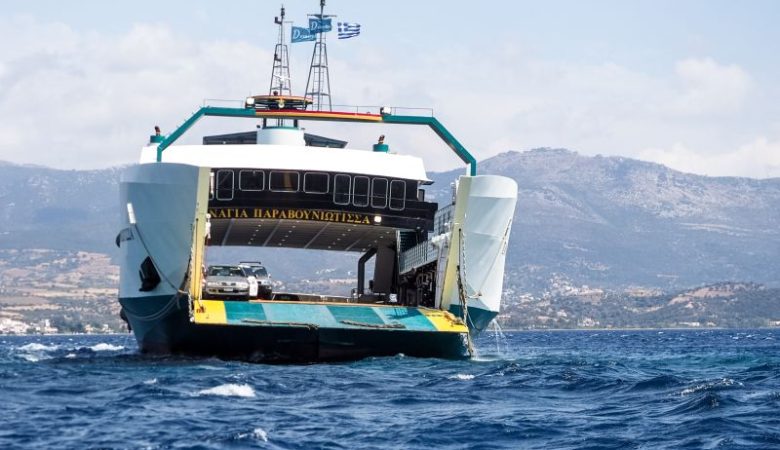 Προσάραξη φέρι μποτ σε ξέρα στα Νέα Στύρα: «Κόλλησαν τα πηδάλια» φέρεται να υποστήριξε ο καπετάνιος – Δύσκολη η μεταφορά του πλοίου