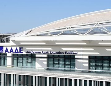 Με αιφνιδιαστικές επισκέψεις οι ελεγκτές της ΑΑΔΕ κάνουν «φύλλο και φτερό» επιχειρήσεις σε τουριστικούς προορισμούς