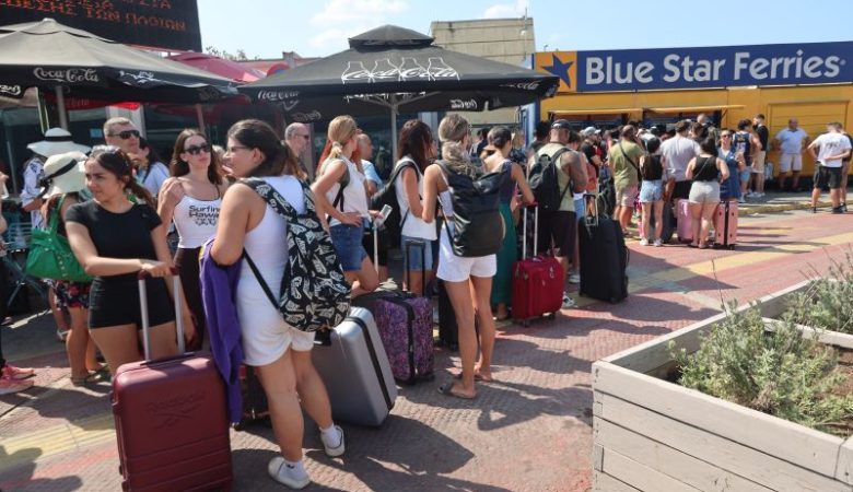 Παραμένει το απαγορευτικό απόπλου – Χάος στα λιμάνια και μεγάλη ταλαιπωρία για χιλιάδες εγκλωβισμένους ταξιδιώτες