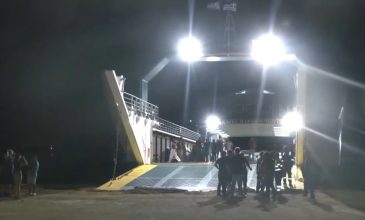 Στο λιμάνι των Νέων Στύρων ρυμουλκήθηκε το φέρι μποτ που προσάραξε σε ξέρα – «Δεν υπάρχει βλάβη στο πηδάλιο» λέει ο νηογνώμονας