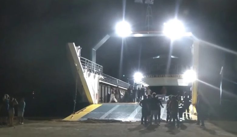 Στο λιμάνι των Νέων Στύρων ρυμουλκήθηκε το φέρι μποτ που προσάραξε σε ξέρα – «Δεν υπάρχει βλάβη στο πηδάλιο» λέει ο νηογνώμονας