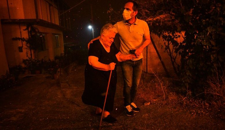Φωτιά στην Ηλεία: Nέο μήνυμα από το 112 για απομάκρυνση κατοίκων από Ηράκλεια, Καρούτες και Σμίλα