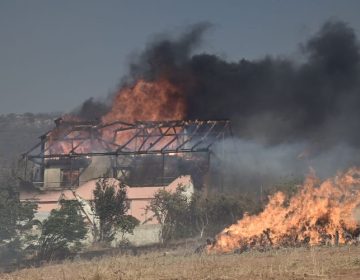 Μεγάλη φωτιά στην Κερατέα: Κάηκε άνθρωπος στο Τογάνι – Μάχη με τις φλόγες δίνουν οι πυροσβέστες