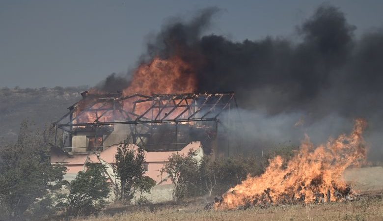 Μεγάλη φωτιά στην Κερατέα: Κάηκε άνθρωπος στο Τογάνι – Μάχη με τις φλόγες δίνουν οι πυροσβέστες