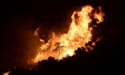 Ολονύκτια μάχη με την φωτιά στην Κερατέα: Το πύρινο μέτωπο εκτείνεται στα 5 χιλιόμετρα