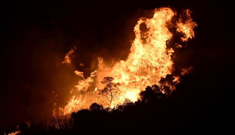 Ολονύκτια μάχη με την φωτιά στην Κερατέα: Το πύρινο μέτωπο εκτείνεται στα 5 χιλιόμετρα