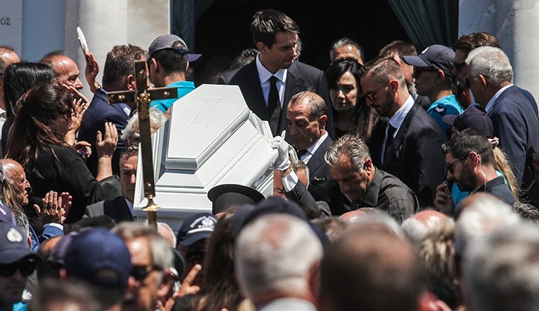 Συγκλόνισε ο Αντώνης Σαμαράς στο τελευταίο αντίο στην κόρη του: «Τι να πει μια μάνα που δεν θα ξαναγκαλιάσει το σπλάχνο της;»