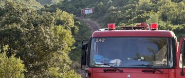 Υπό μερικό έλεγχο η φωτιά στο Στρατώνι Χαλκιδικής