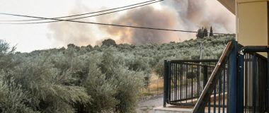 Αναζωπύρωση της φωτιάς στην Αχαΐα: Μήνυμα του 112 στους κατοίκους Μπάλας και Δραγώλενας