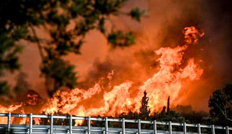 «Κόλαση» στην Αχαΐα: Τρεις φωτιές σε εξέλιξη – Πνέουν άνεμοι με ριπές 9 μποφόρ