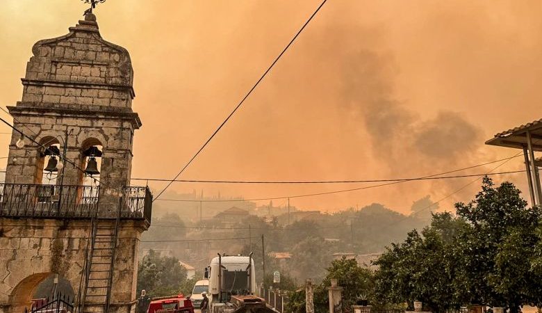 Τιτάνιες προσπάθειες από την Πυροσβεστική για τις 23 φωτιές που συνεχίζουν να καίνε στην επικράτεια