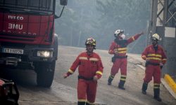 Μάχη με «πύρινους στροβίλους» δίνουν οι πυροσβεστικές δυνάμεις στην βόρεια Ισπανία