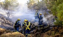 Η φωτιά «πολιορκεί» τη Βολισσό στην Χίο – Δεκάδες απεγκλωβισμοί πολιτών από το Λιμενικό και ιδιωτικά σκάφη