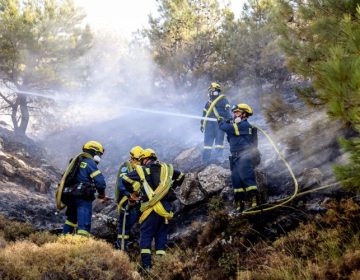 Η φωτιά «πολιορκεί» τη Βολισσό στην Χίο – Δεκάδες απεγκλωβισμοί πολιτών από το Λιμενικό και ιδιωτικά σκάφη