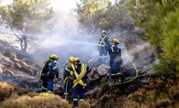 Η φωτιά «πολιορκεί» τη Βολισσό στην Χίο – Δεκάδες απεγκλωβισμοί πολιτών από το Λιμενικό και ιδιωτικά σκάφη