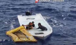Πλεούμενο που μετέφερε μετανάστες ανετράπη στ’ ανοικτά της Λαμπεντούζα – Τουλάχιστον 20 νεκροί