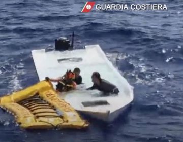 Πλεούμενο που μετέφερε μετανάστες ανετράπη στ’ ανοικτά της Λαμπεντούζα – Τουλάχιστον 20 νεκροί