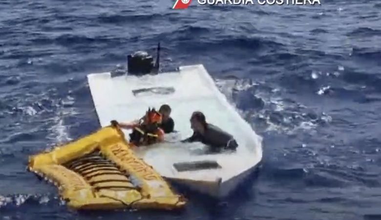 Πλεούμενο που μετέφερε μετανάστες ανετράπη στ’ ανοικτά της Λαμπεντούζα – Τουλάχιστον 20 νεκροί