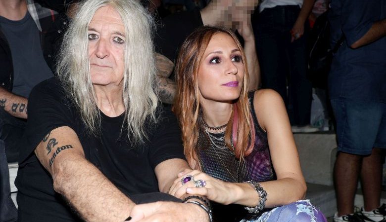 Η σύντροφός του Νίκου Καρβέλα ποζάρει με τον τρίχρονο γιο τους – Το σχόλιο της Άννας Βίσση