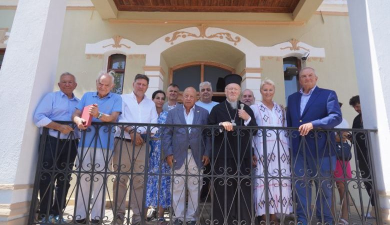 Ο Πατριάρχης Βαρθολομαίος υποδέχθηκε στην Ίμβρο τον πρώην πρωθυπουργό Κώστα Καραμανλή