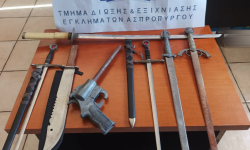 Συνελήφθη στον Ασπρόπυργο 25χρονη για… οπλοστάσιο στο σπίτι της – Εντοπίστηκαν πιστόλι, σπαθί και ξιφίδια