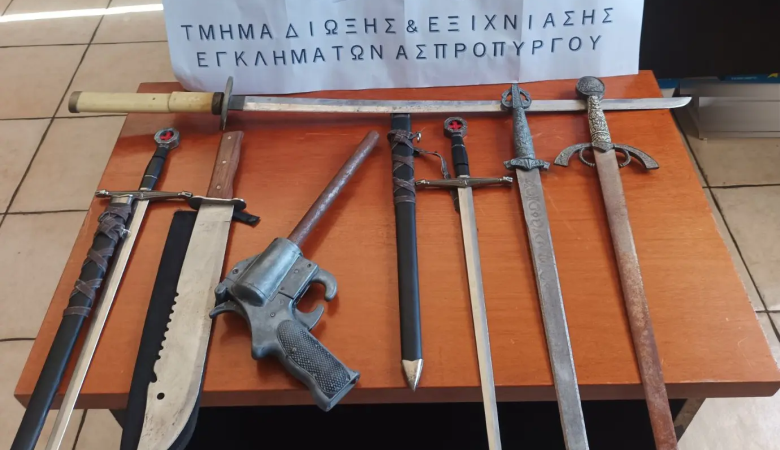 Συνελήφθη στον Ασπρόπυργο 25χρονη για… οπλοστάσιο στο σπίτι της – Εντοπίστηκαν πιστόλι, σπαθί και ξιφίδια