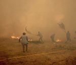 Οι ισχυροί άνεμοι δυσκολεύουν πολύ το έργο των πυροσβεστών στην Ισπανία