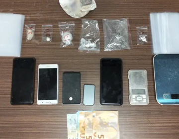 Συνελήφθησαν τρεις άνδρες για κατοχή και διακίνηση ναρκωτικών σε περιοχές της Αττικής
