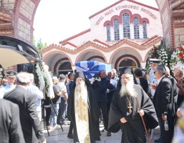 Θλίψη στην κηδεία του πρώην υπουργού Απόστολου Βεσυρόπουλου – Δείτε εικόνες