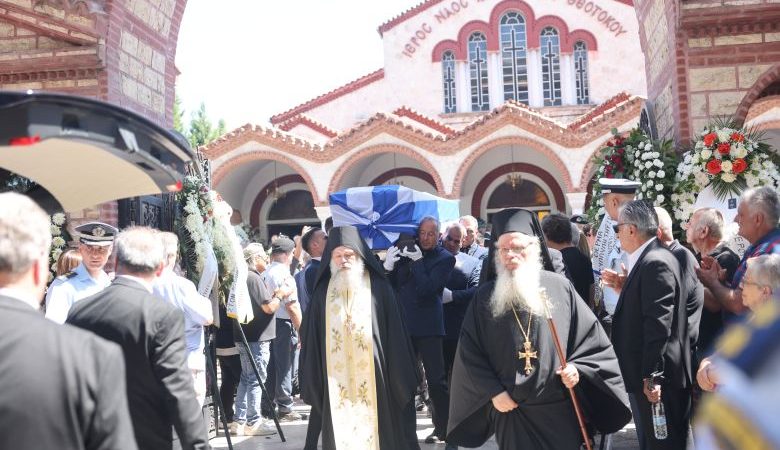 Θλίψη στην κηδεία του πρώην υπουργού Απόστολου Βεσυρόπουλου – Δείτε εικόνες