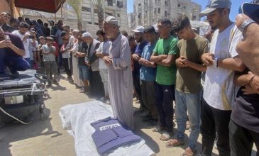 Πέντε δημοσιογράφοι σκοτώθηκαν από ισραηλινά πλήγματα σε νοσοκομείο της Γάζας