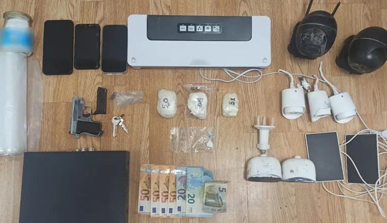 Συνελήφθησαν δύο άντρες στην Αττική για κατοχή και διακίνηση ναρκωτικών