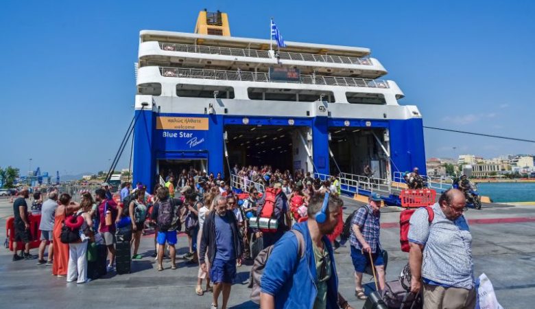 Αυξημένη η κίνηση στο λιμάνι του Πειραιά – Επιστρέφουν οι αδειούχοι του Αυγούστου
