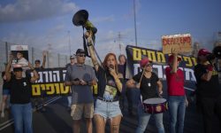 Διαδηλωτές στο Τελ Αβίβ ζητούν συμφωνία για τους ομήρους ενόψει κυβερνητικής συνεδρίασης