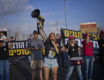 Διαδηλωτές στο Τελ Αβίβ ζητούν συμφωνία για τους ομήρους ενόψει κυβερνητικής συνεδρίασης