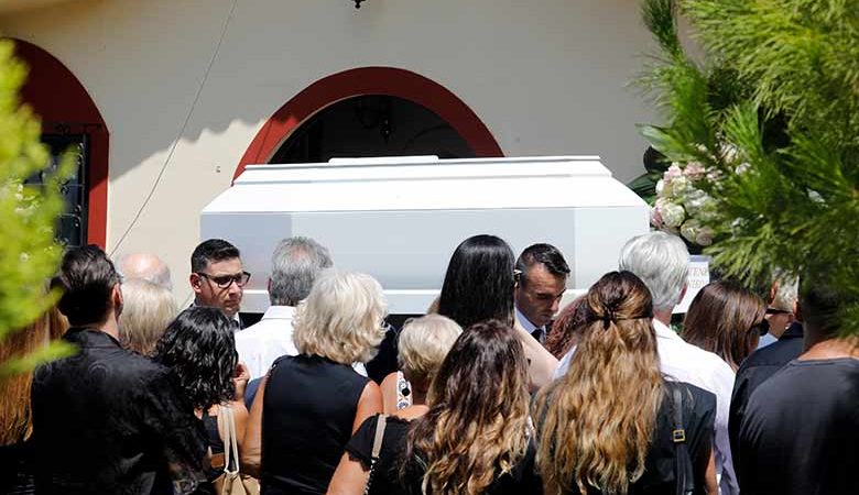 Μεγάλος ο πόνος και πολλά τα «γιατί;» στην κηδεία της Αλεξάνδρας Νικολαΐδου – Δείτε εικόνες