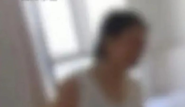Γυναίκα παγιδευμένη σε δωμάτιο για 30 ώρες σώθηκε χάρη σε μήνυμα που έγραψε με το αίμα της