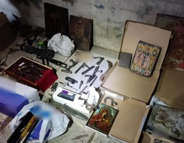 Mίνι οπλοστάσιο που παραπέμπει στον Β’ Παγκόσμιο Πόλεμο βρέθηκε στην Καισαριανή – Δείτε φωτογραφίες