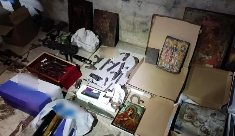 Mίνι οπλοστάσιο που παραπέμπει στον Β’ Παγκόσμιο Πόλεμο βρέθηκε στην Καισαριανή – Δείτε φωτογραφίες
