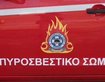 Τρία αυτοκίνητα τυλίχθηκαν στις φλόγες στον Πειραιά