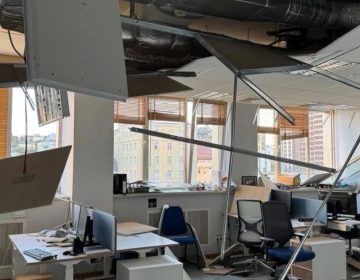 Οργή στις Βρυξέλλες για τη «στοχευμένη» ρωσική επίθεση στο Κίεβο και τα γραφεία της ΕΕ – Δείτε εικόνες από τις τεράστιες ζημιές που υπέστη το κτίριο