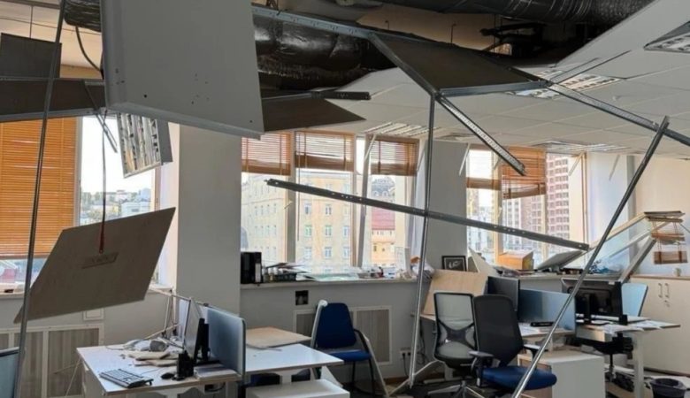 Οργή στις Βρυξέλλες για τη «στοχευμένη» ρωσική επίθεση στο Κίεβο και τα γραφεία της ΕΕ – Δείτε εικόνες από τις τεράστιες ζημιές που υπέστη το κτίριο