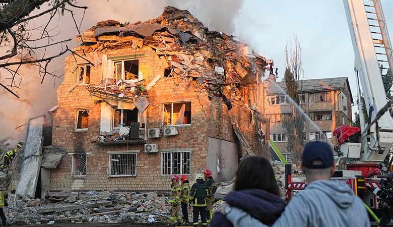 Τέσσερα παιδιά ανάμεσα στους 18 νεκρούς από την ρωσική επίθεση στο Κίεβο