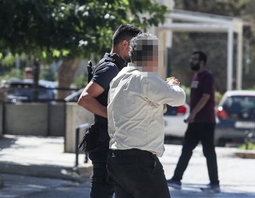 Προφυλακίστηκε ο δημοτικός υπάλληλος που κατηγορείται για εμπρησμούς στην Παλλήνη – «Πιάσατε λάθος άνθρωπο», ισχυρίστηκε