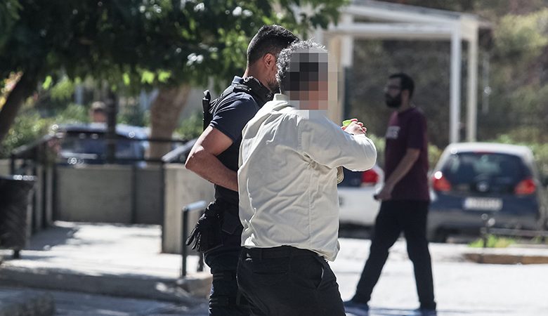 Προφυλακίστηκε ο δημοτικός υπάλληλος που κατηγορείται για εμπρησμούς στην Παλλήνη – «Πιάσατε λάθος άνθρωπο», ισχυρίστηκε