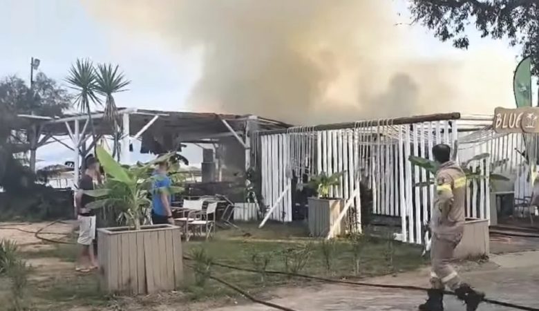 Φωτιά κατέστρεψε γνωστό beach bar στην Πρέβεζα – Δείτε βίντεο