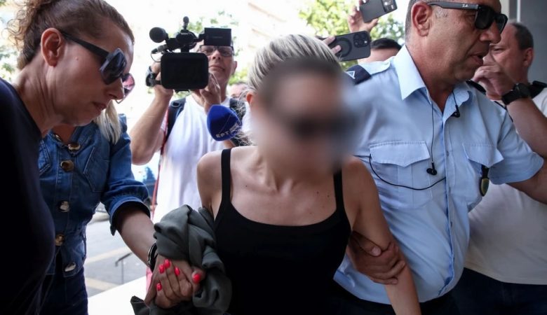 Ποινική δίωξη για κακούργημα στην 45χρονη με την Porsche για το τροχαίο στη Θέρμη  – «Δεν υπάρχει αλκοόλ στο αίμα της» λένε οι δικηγόροι της