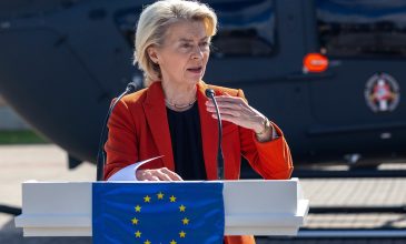 Η φον ντερ Λάιεν χαιρετίζει τον Κιρ Στάρμερ που συνέβαλε στην ενίσχυση της ασφάλειας της Ευρώπης και της Ουκρανίας